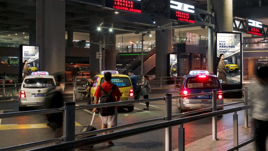 Shanghai Hongqiao T2 Domestic Arrival Taxi Waiting Area Digital Billboard Network